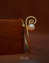 ZA1011886 - Contemporary Spiral Adjustable Pearl Bangle 1-Zilmor