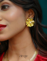 ZA1011179 - Pearl with Flower Earrings 1-Zilmor