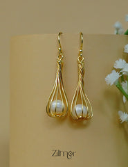 Chic pearl drop earrings with an artistic golden wire swirl design.