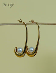 Modern pearl and gold stud earrings with anti-tarnish finish