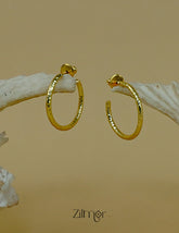 Trendy minimal hoop earrings in gold for stylish daily wear