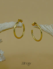 Trendy minimal hoop earrings in gold for stylish daily wear