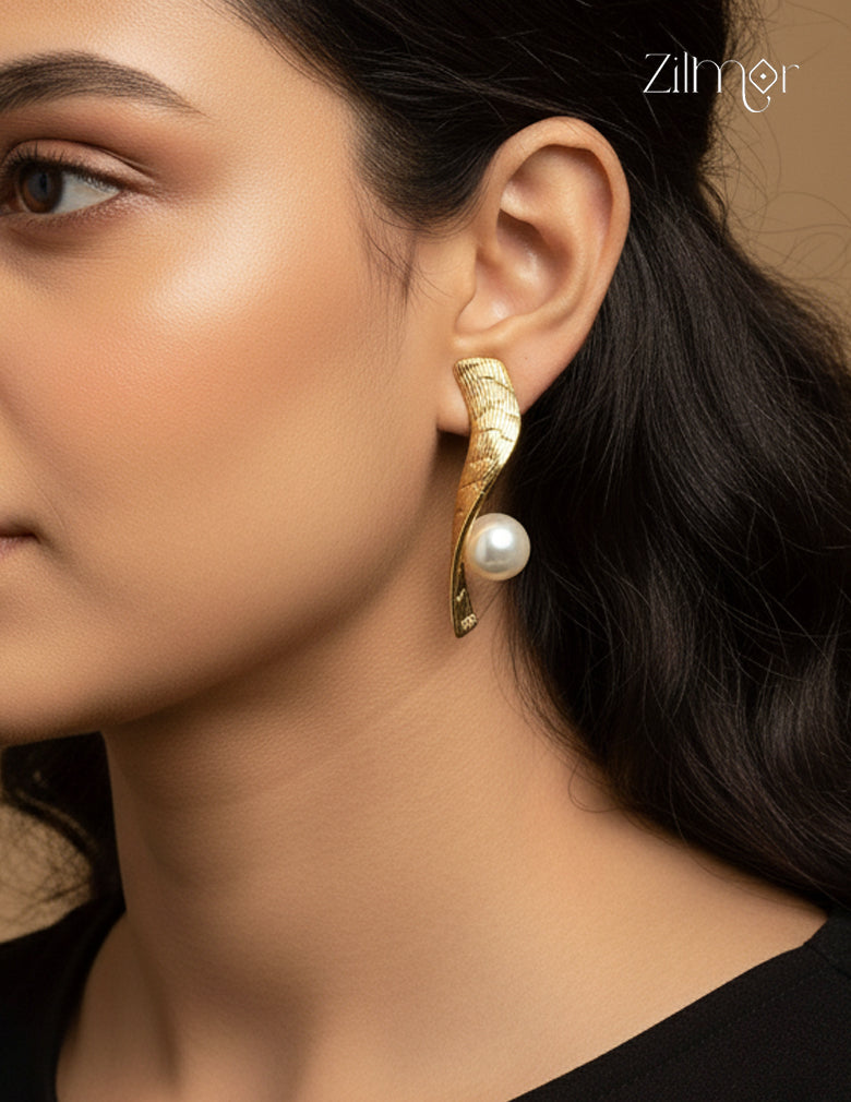 Contemporary style pearl golden stud earrings with anti-tarnish coating, elegant fashion jewelry for women