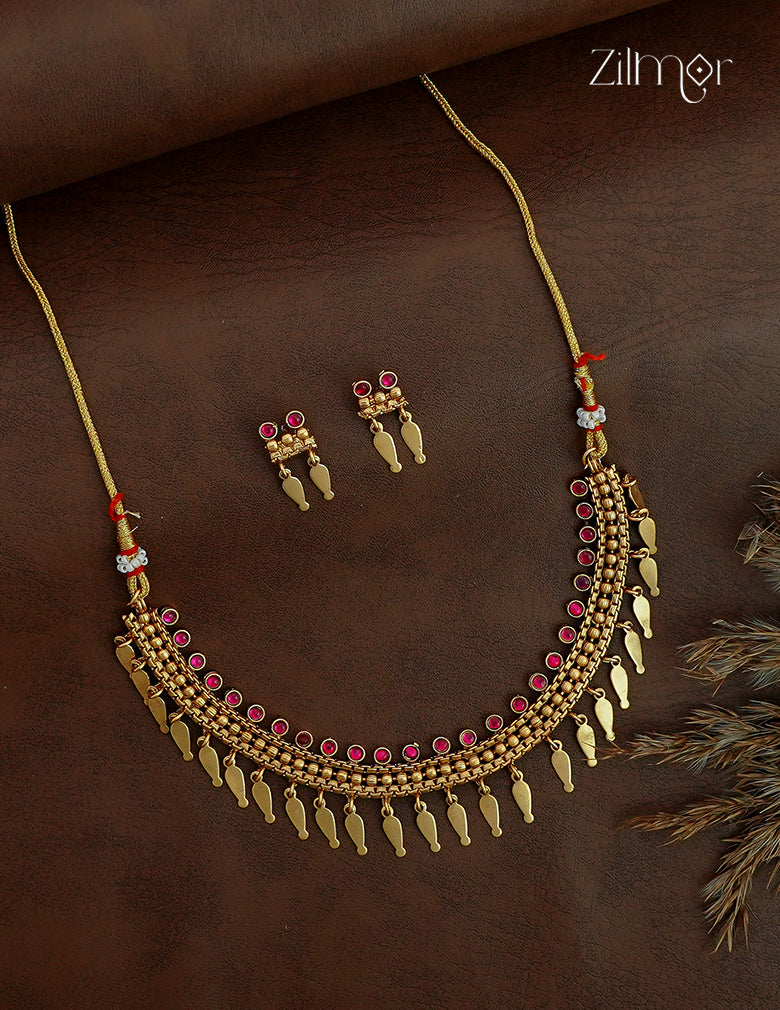 Antique Gold Kemp Stone Elakkathali Choker Necklace Set with Earrings - NV1012663