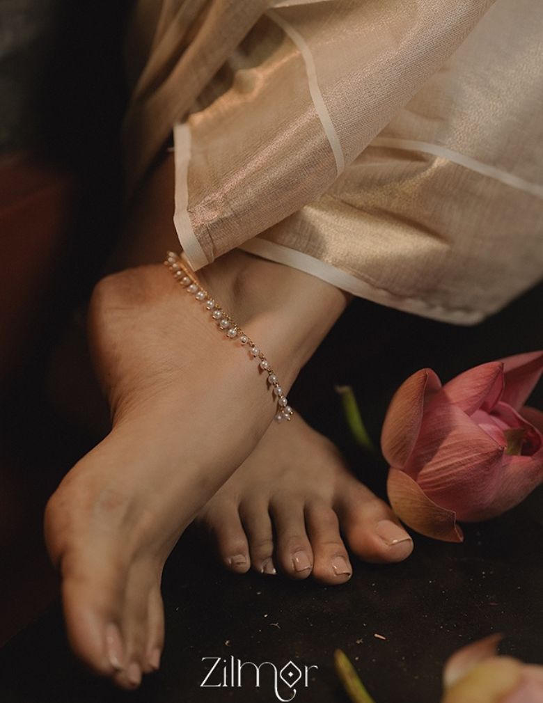 PE1011822 -Gold Tone Pearl Pair Anklets