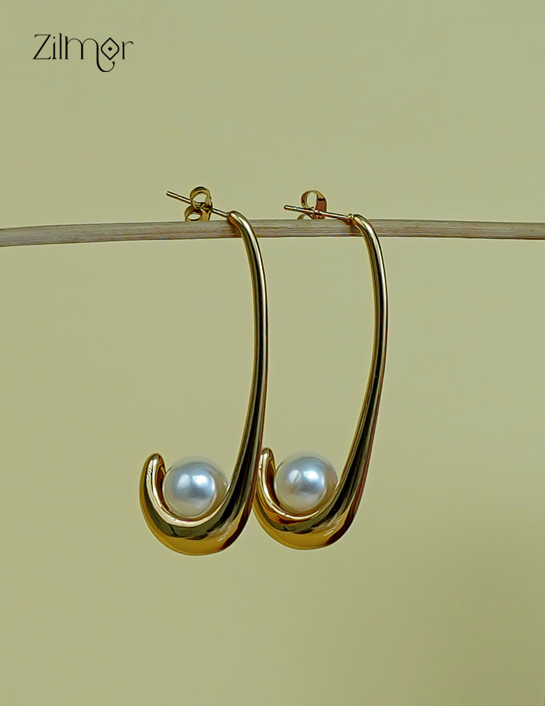 Modern pearl and gold stud earrings with anti-tarnish finish