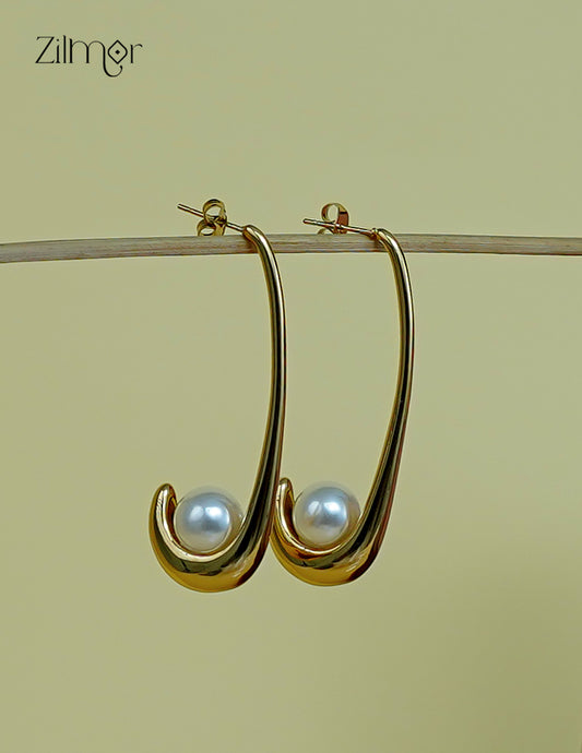 Modern pearl and gold stud earrings with anti-tarnish finish