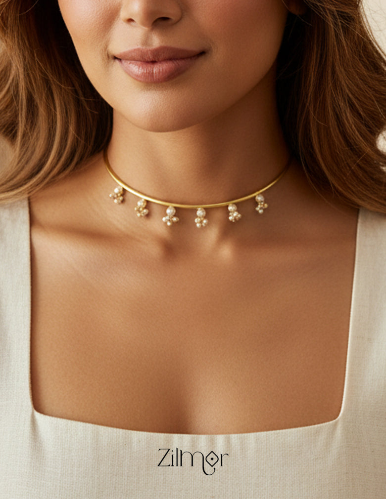 Close-up of the adjustable clasp on the golden pearl Hasli necklace.