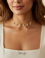 Close-up of the adjustable clasp on the golden pearl Hasli necklace.