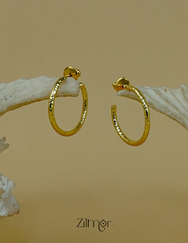 Trendy minimal hoop earrings in gold for stylish daily wear