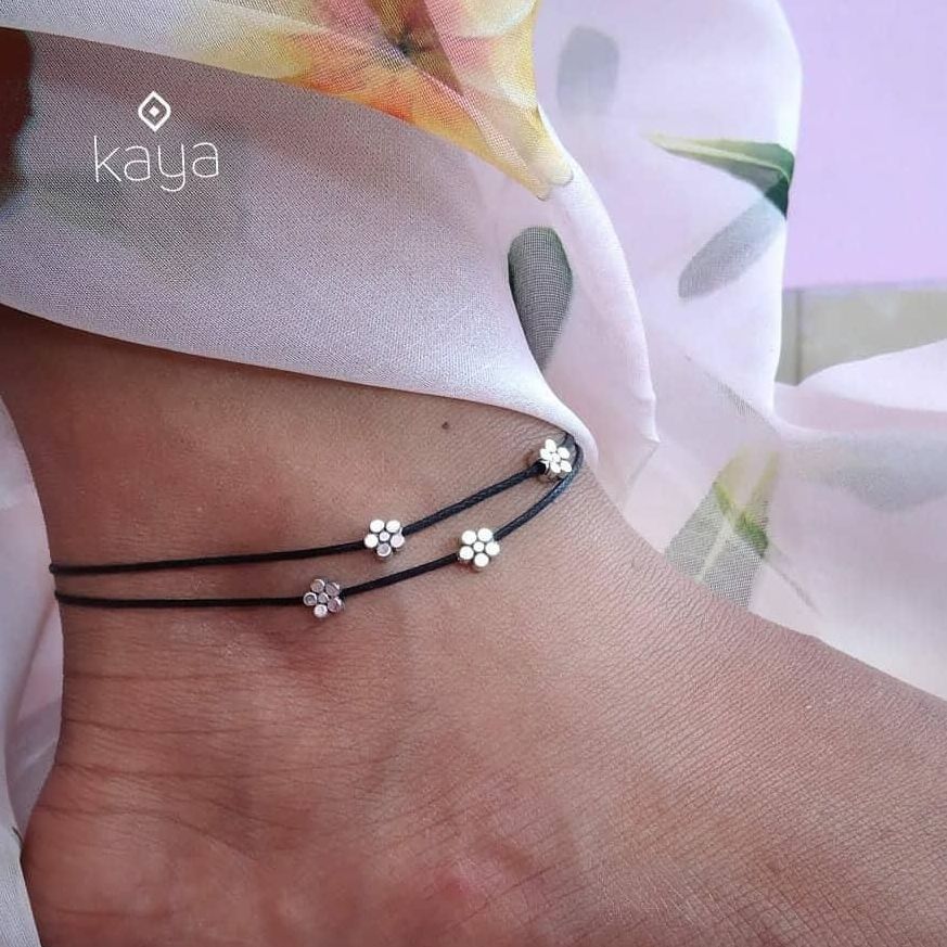 Thread Anklets Mini flowers thread anklet (Women anklet) – Zilmor
